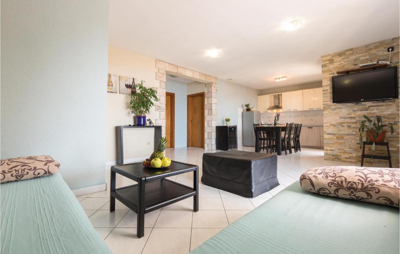 2 Bedroom Beautiful Apartment In Макарска Экстерьер фото