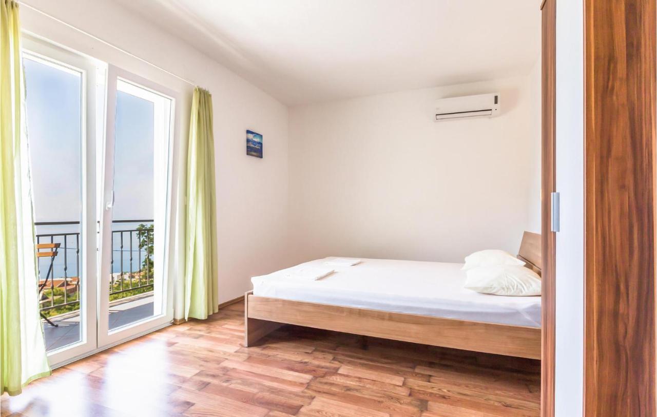 2 Bedroom Beautiful Apartment In Макарска Экстерьер фото