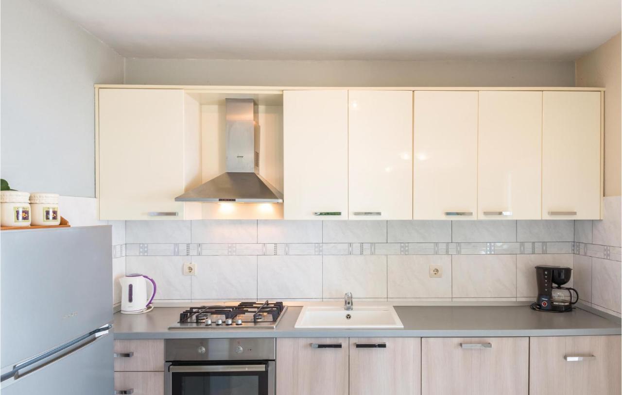 2 Bedroom Beautiful Apartment In Макарска Экстерьер фото