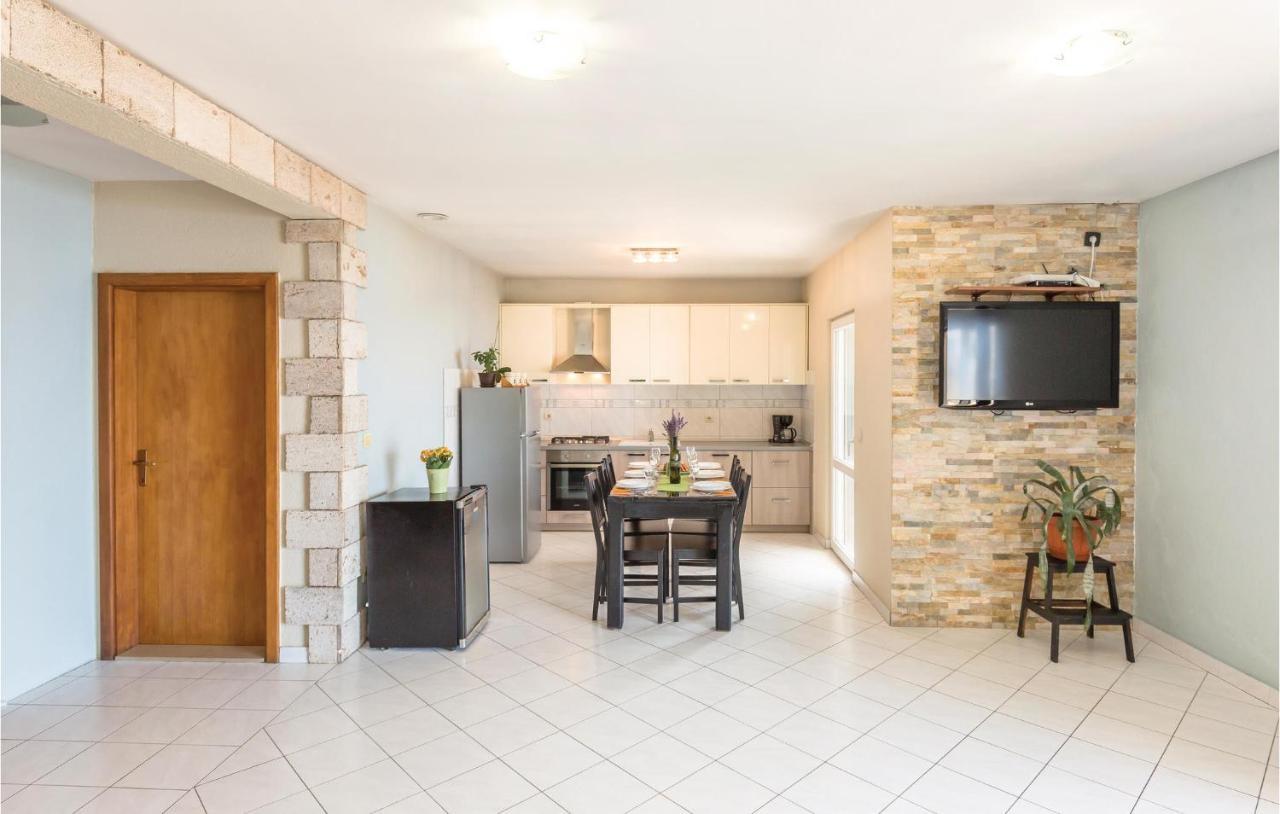 2 Bedroom Beautiful Apartment In Макарска Экстерьер фото