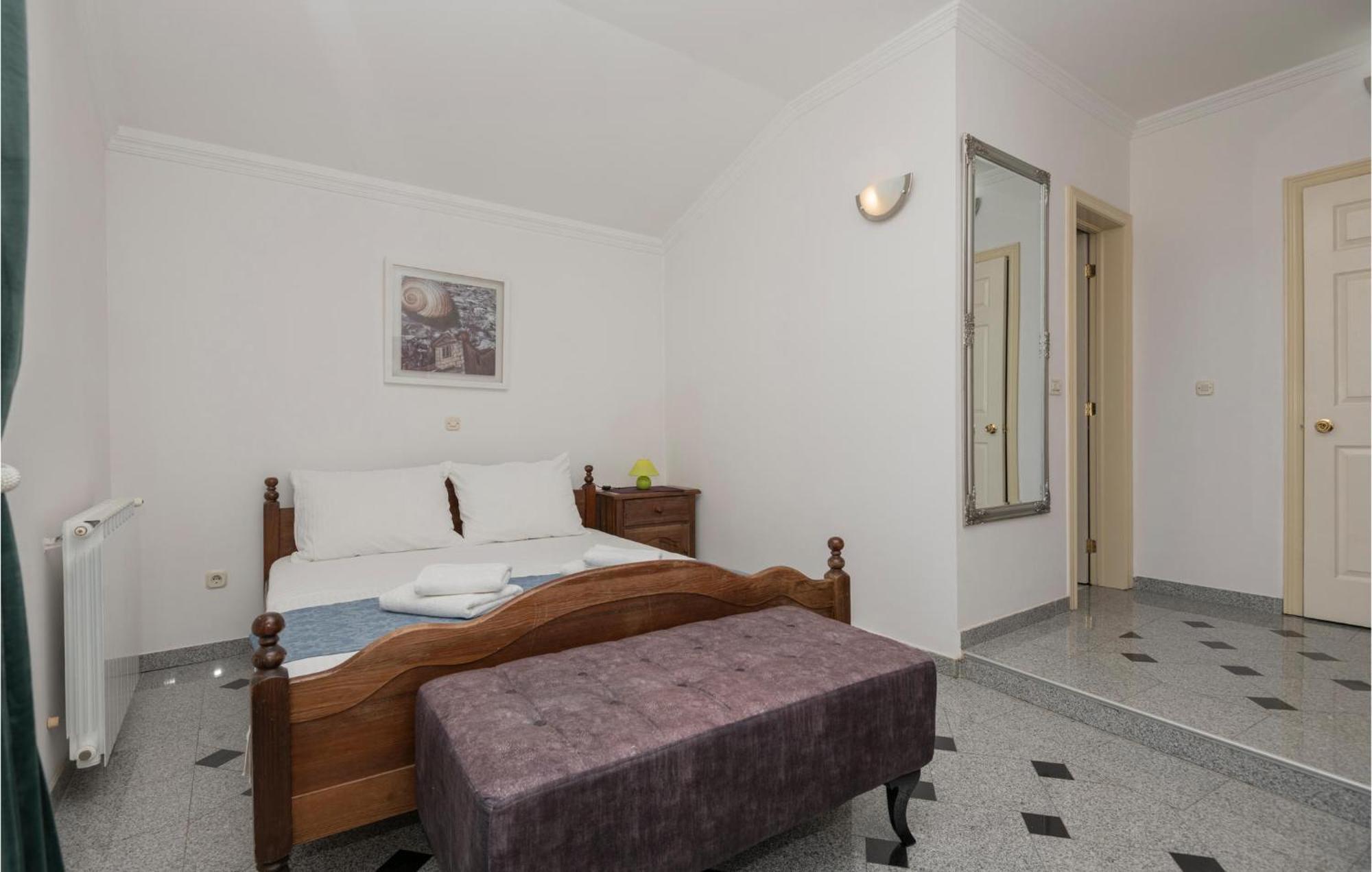 2 Bedroom Beautiful Apartment In Макарска Экстерьер фото