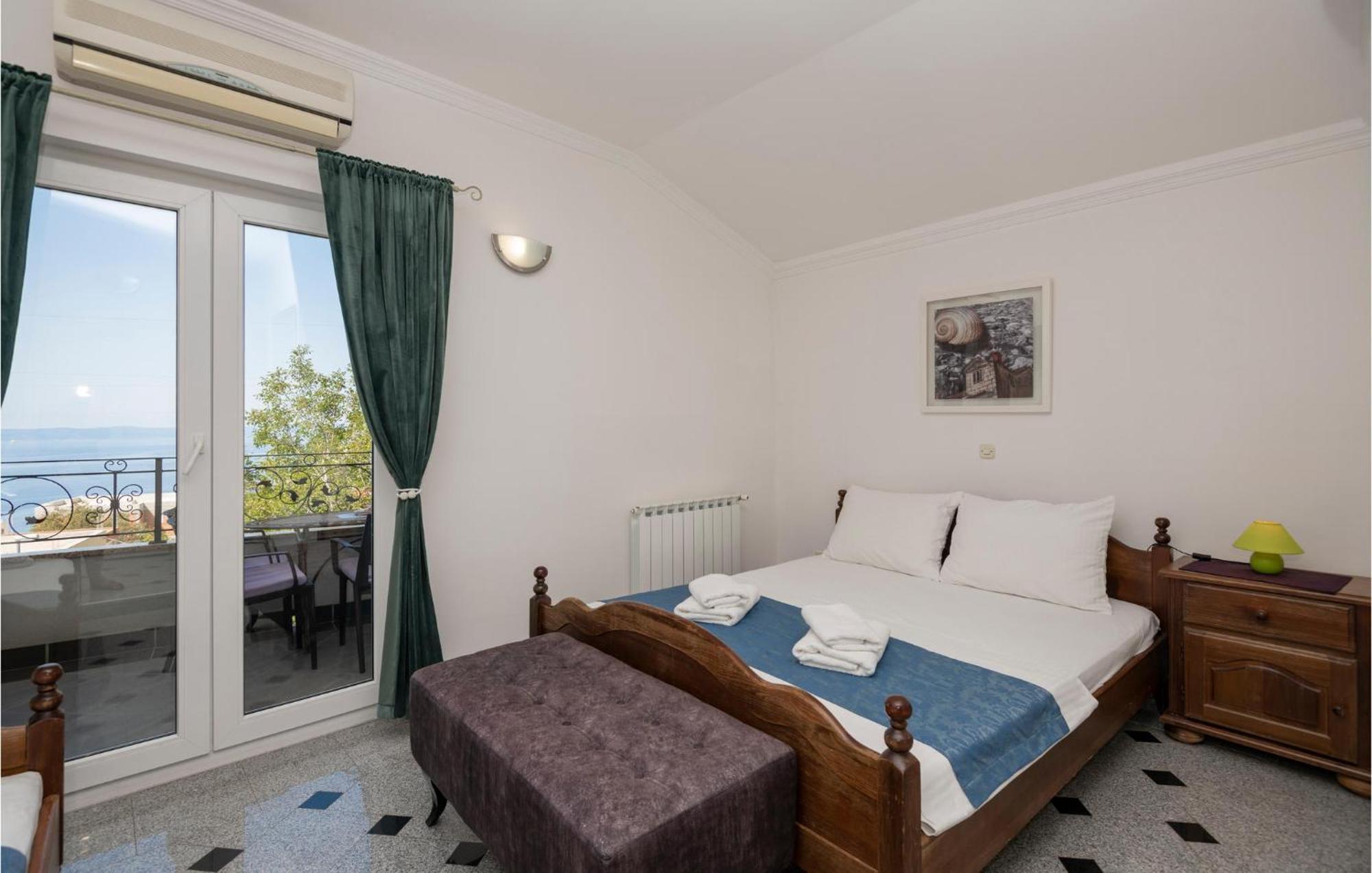 2 Bedroom Beautiful Apartment In Макарска Экстерьер фото