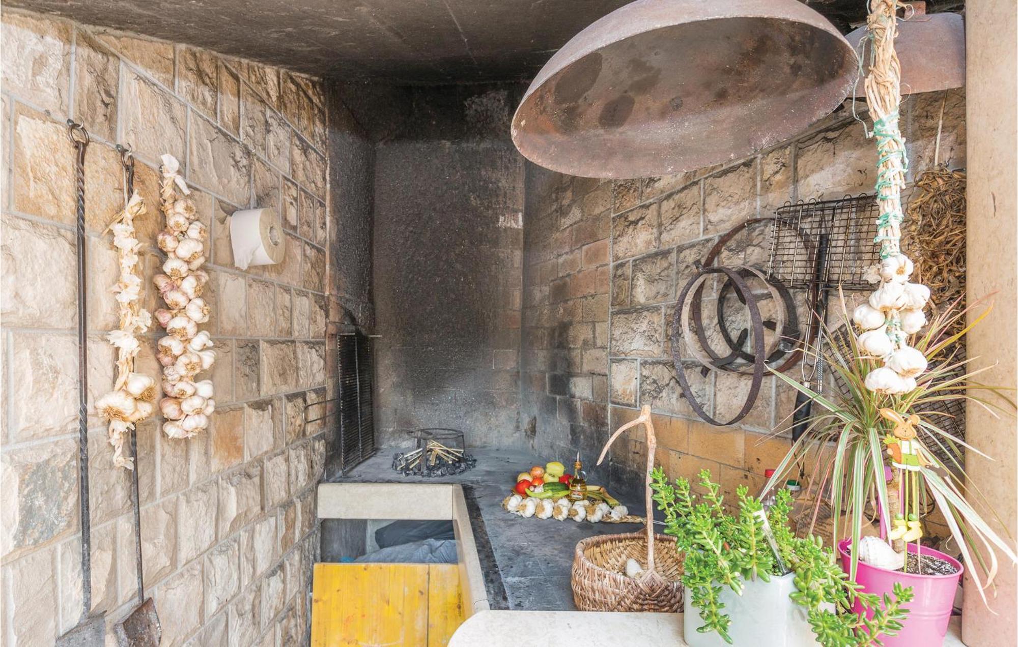 2 Bedroom Beautiful Apartment In Макарска Экстерьер фото