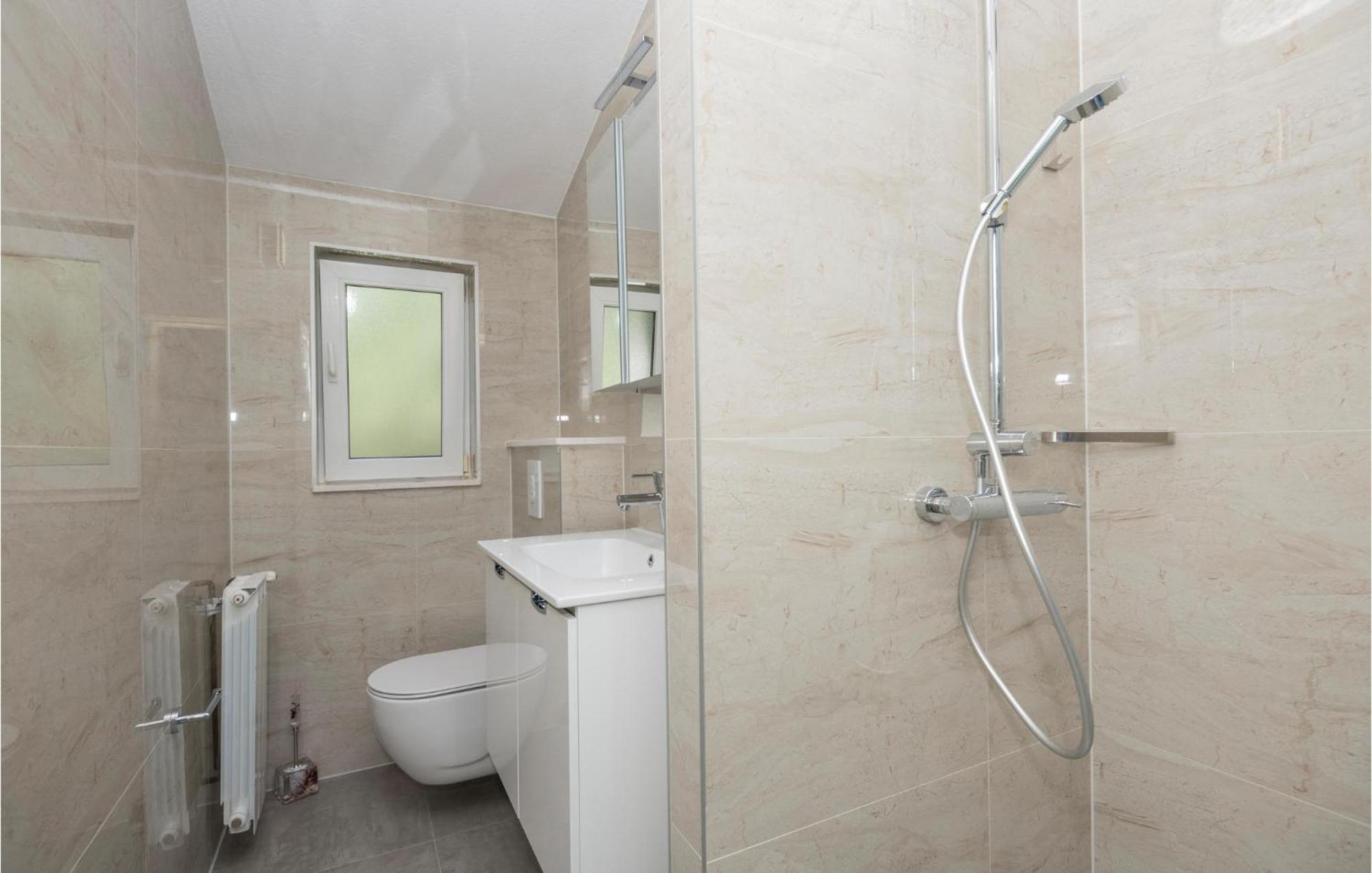 2 Bedroom Beautiful Apartment In Макарска Экстерьер фото