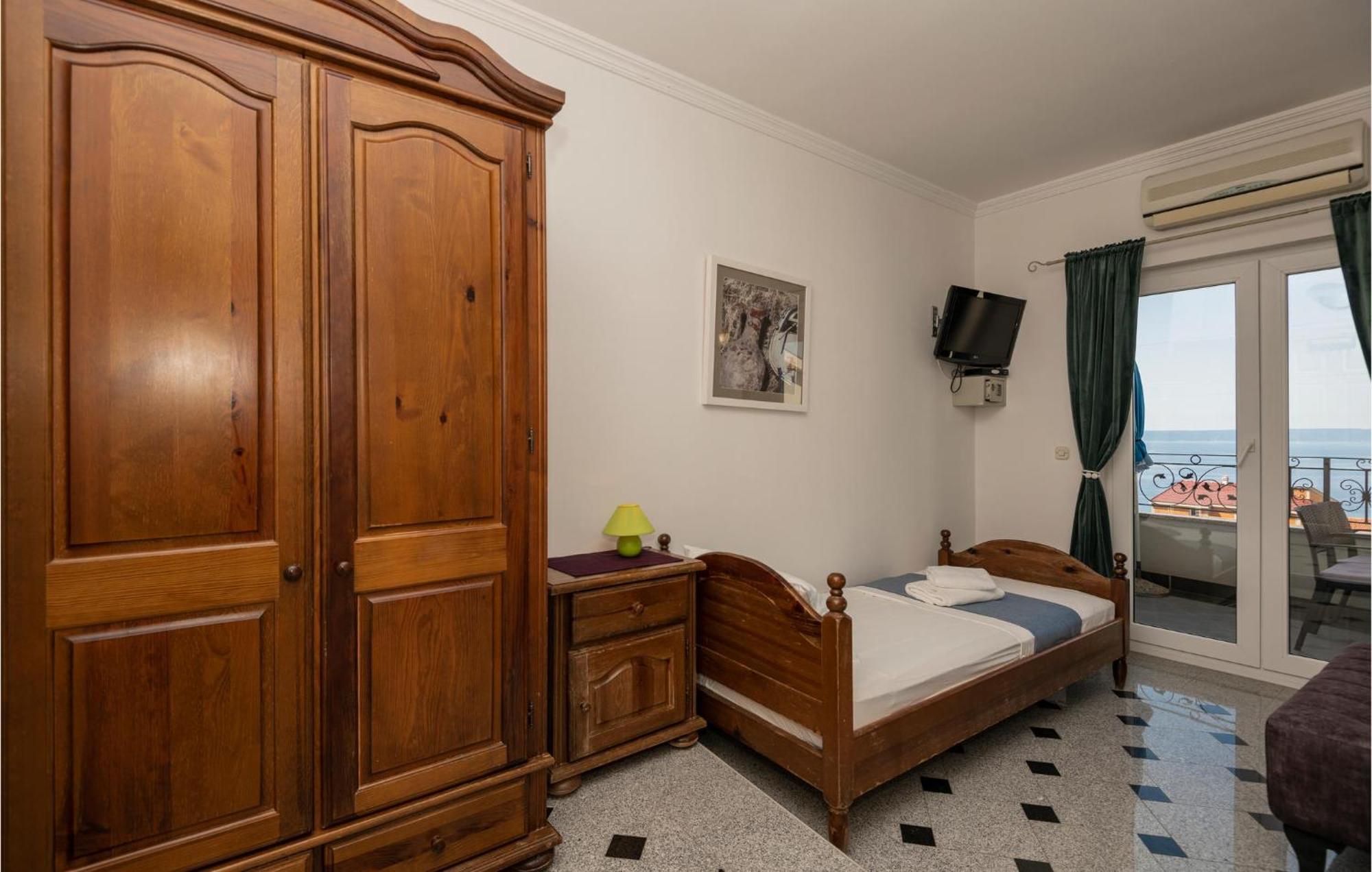 2 Bedroom Beautiful Apartment In Макарска Экстерьер фото