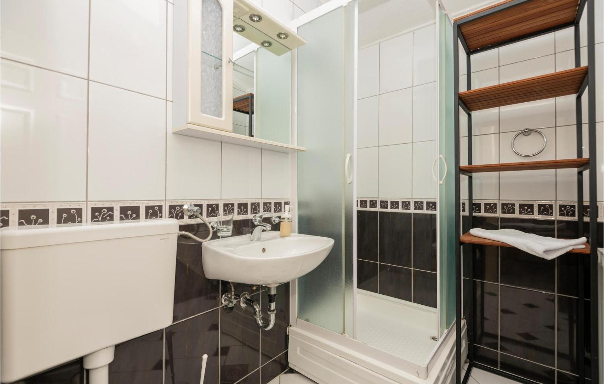 2 Bedroom Beautiful Apartment In Макарска Экстерьер фото