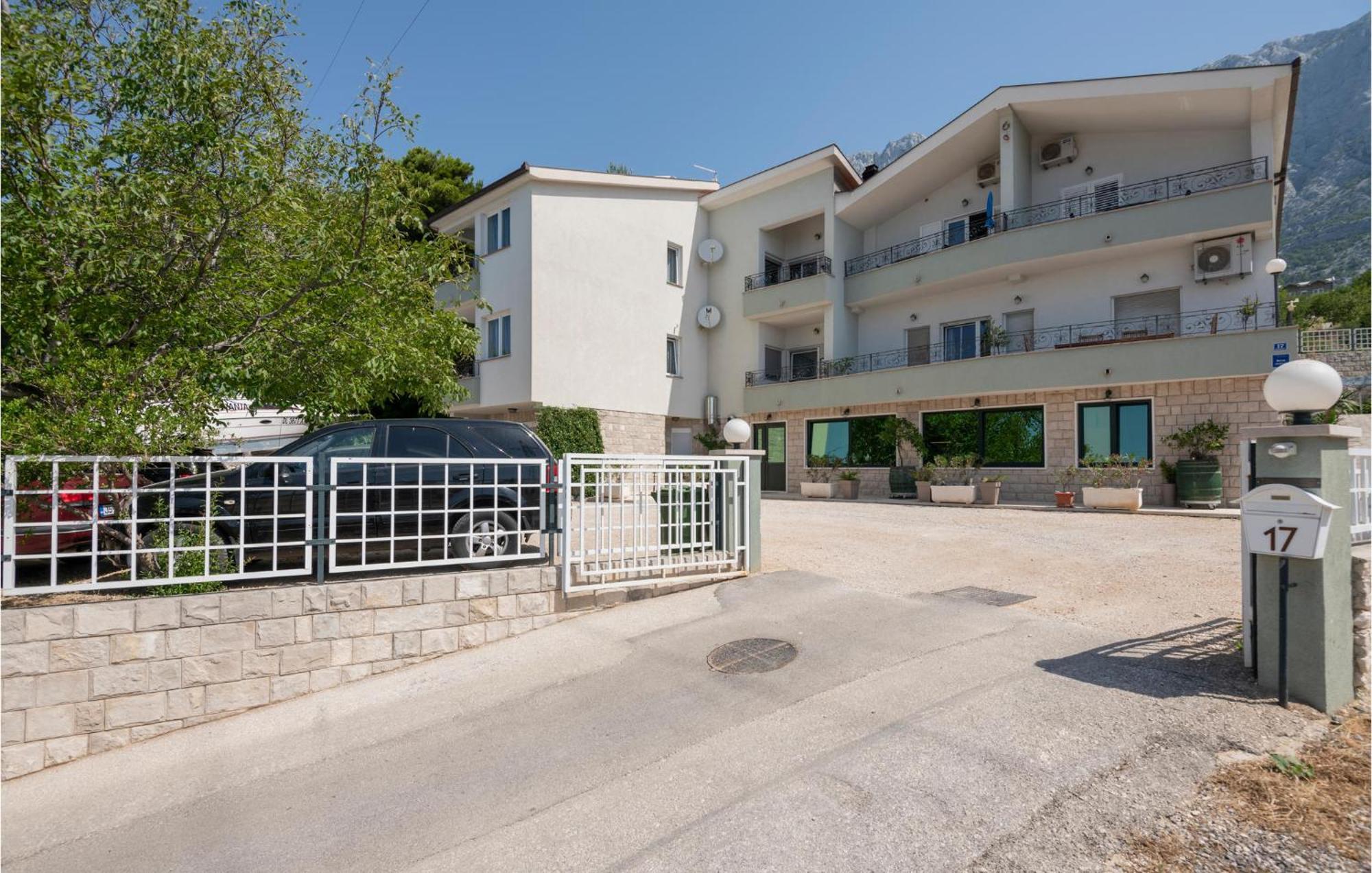 2 Bedroom Beautiful Apartment In Макарска Экстерьер фото